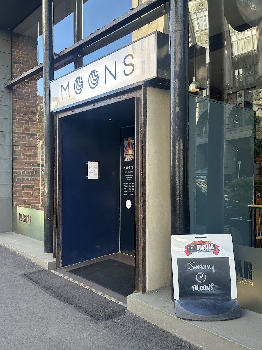 Moons Restaurant And Bar-3